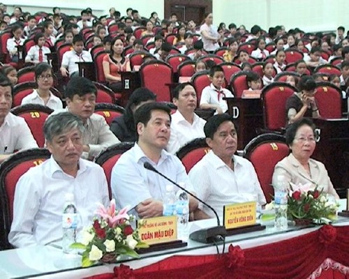 Phó chủ tịch nước Nguyễn Thị Doan trao học bổng cho trẻ em nghèo tại Thái Bình - ảnh 1